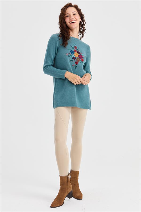 Женский длинный шерстяной свитер с круглым вырезом и вышивкой спереди