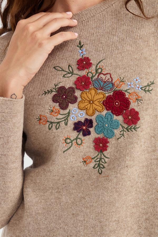 Женский длинный шерстяной свитер с круглым вырезом и вышивкой спереди