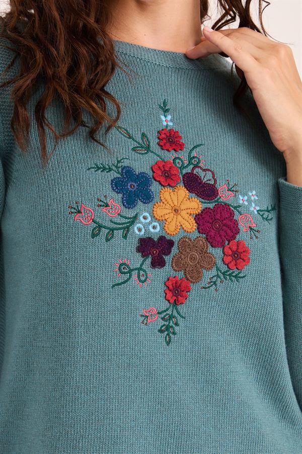 Женский длинный шерстяной свитер с круглым вырезом и вышивкой спереди