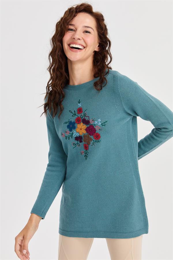 Женский длинный шерстяной свитер с круглым вырезом и вышивкой спереди