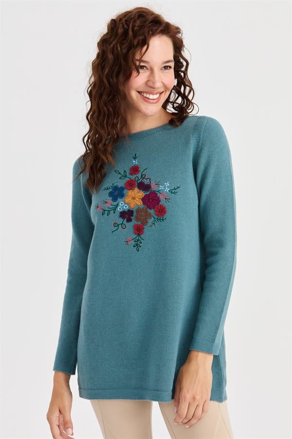 Женский длинный шерстяной свитер с круглым вырезом и вышивкой спереди