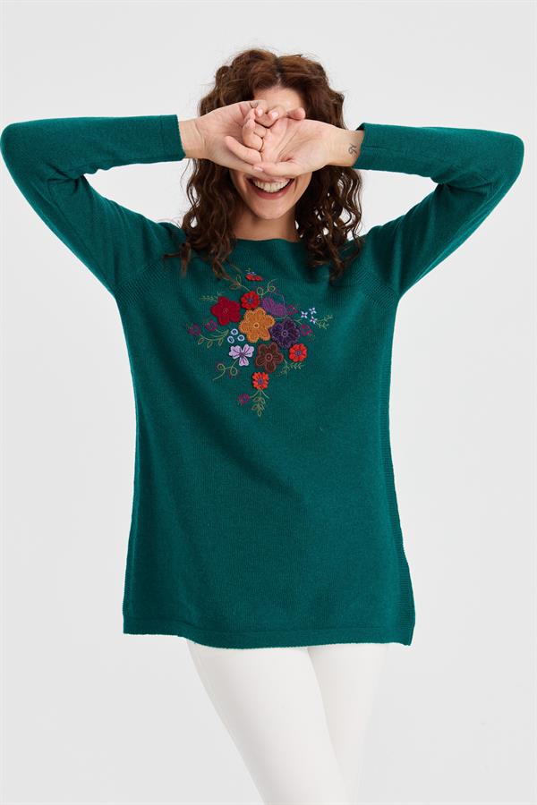 Женский длинный шерстяной свитер с круглым вырезом и вышивкой спереди