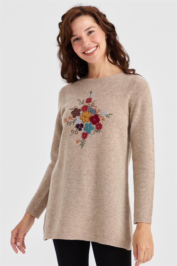 Женский длинный шерстяной свитер с круглым вырезом и вышивкой спереди