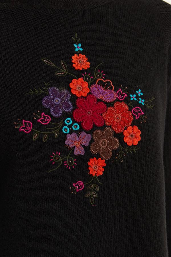 Женский длинный шерстяной свитер с круглым вырезом и вышивкой спереди