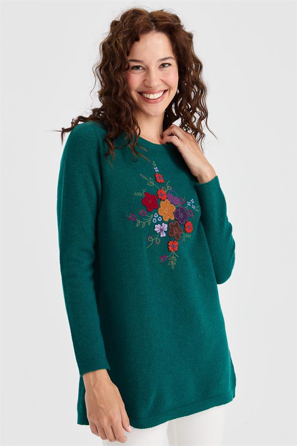 Женский длинный шерстяной свитер с круглым вырезом и вышивкой спереди