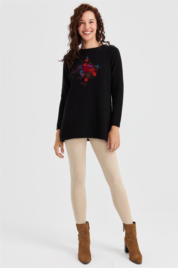 Женский длинный шерстяной свитер с круглым вырезом и вышивкой спереди