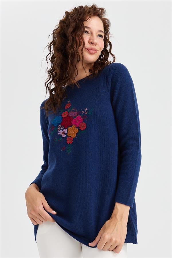 Женский длинный шерстяной свитер с круглым вырезом и вышивкой спереди