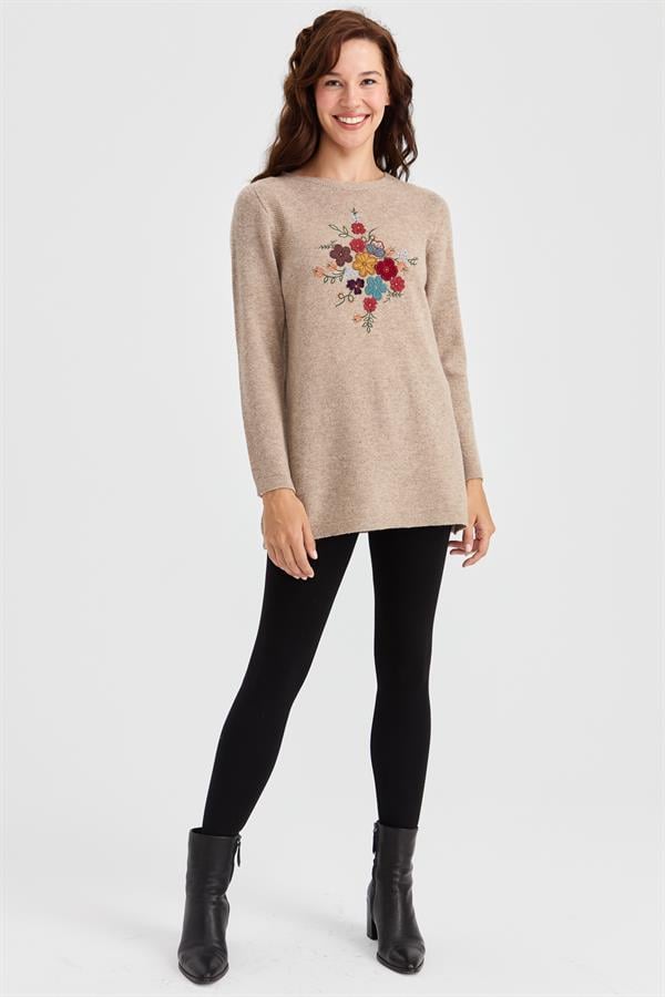 Женский длинный шерстяной свитер с круглым вырезом и вышивкой спереди