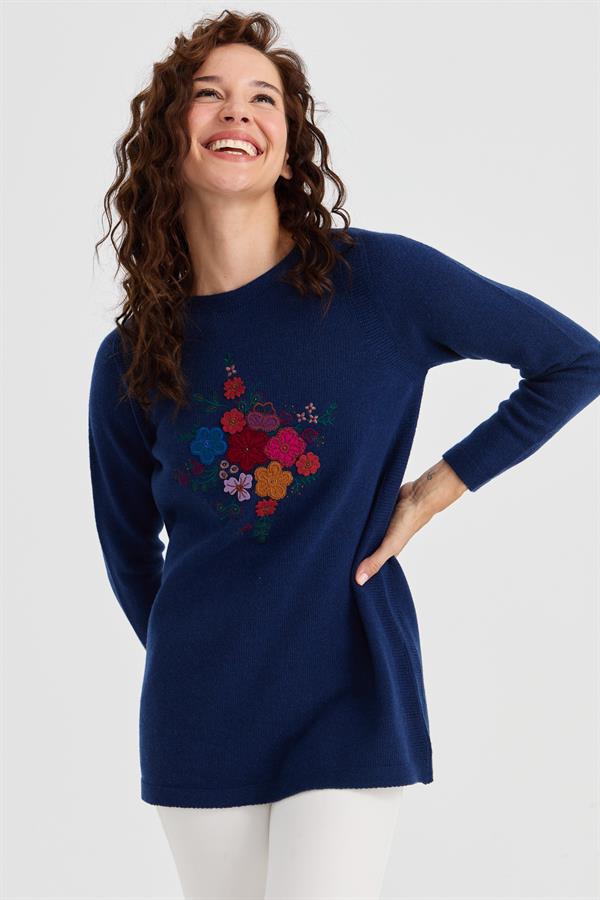 Женский длинный шерстяной свитер с круглым вырезом и вышивкой спереди