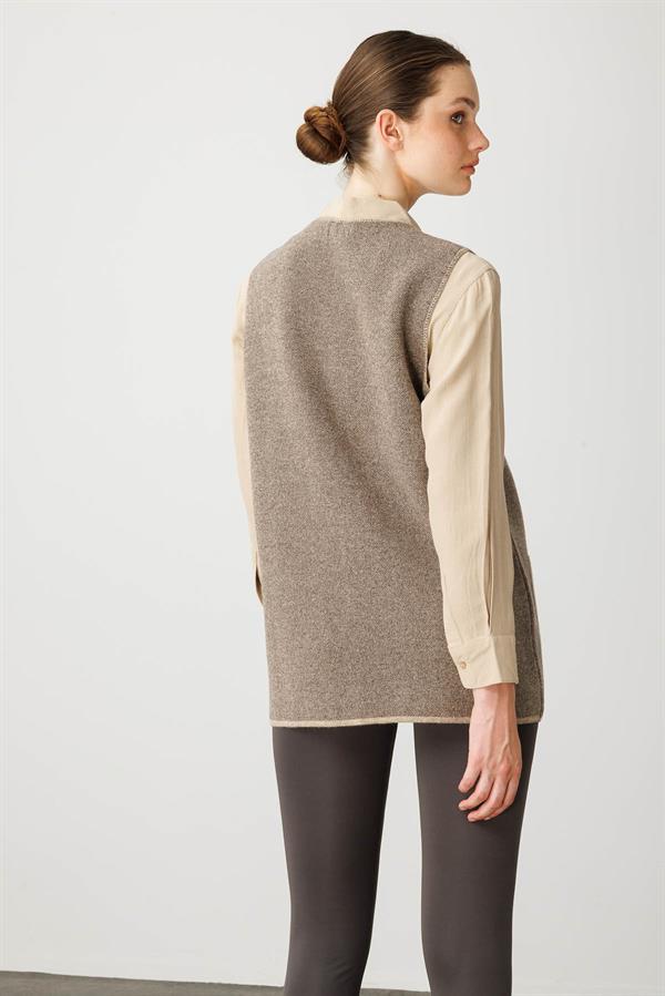 Kadın Sıfır Yaka Önü Nakış İşlemeli Yün Yelek K.Bej