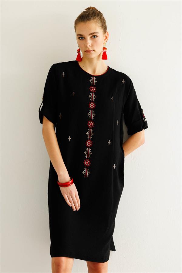 Kadın Sıfır Yaka Önü Nakışlı Elbise Siyah