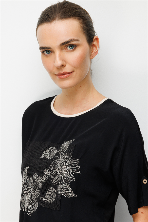Kadın Sıfır Yaka Önü Nakışlı Penye Bluz Siyah