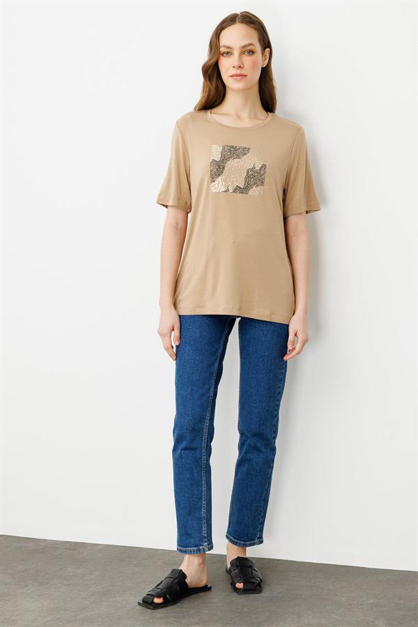 Kadın Sıfır Yaka Önü Taş Baskılı Penye T-shirt Vizon