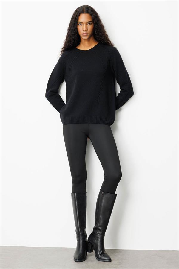 Kadın Sıfır Yaka Önü ve Kol Ortası Saç Örgü Yün Kazak Siyah