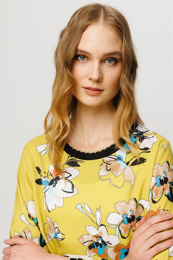 Женская хлопковая блуза с круглым вырезом и цветным рисунком желтая