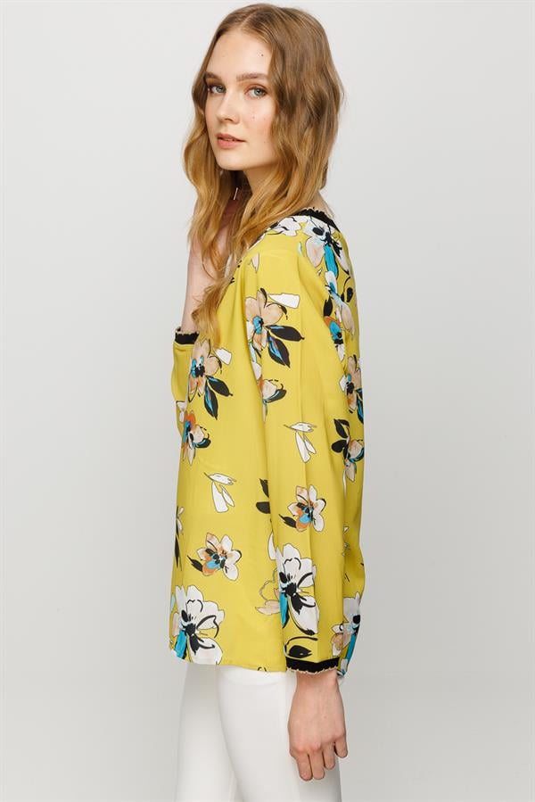 Женская хлопковая блуза с круглым вырезом и цветным рисунком желтая
