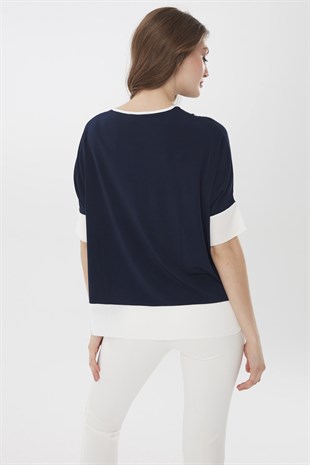 Женская блуза с шифоновыми вставками и круглым вырезом темно синего цвета