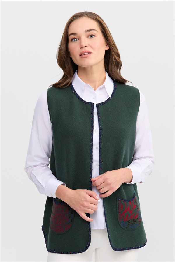 Женский короткий жилет с круглым  вырезом и вышивкой бисером Зеленый