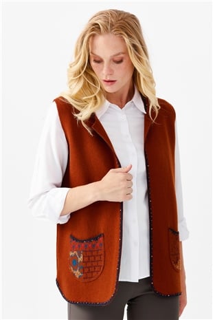 Женский короткий жилет с круглым  вырезом и вышивкой бисером, коричневый