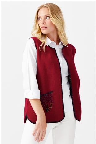 Женский короткий жилет с круглым  вырезом и вышивкой бисером, вишневый 