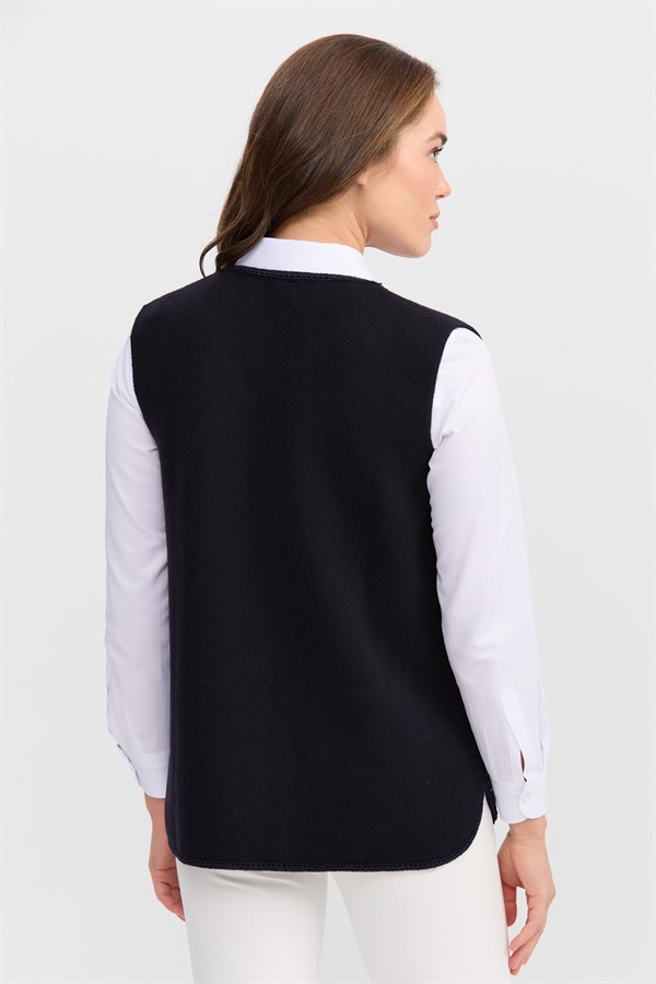 Женский короткий жилет с круглым  вырезом и вышивкой бисером темно-синий