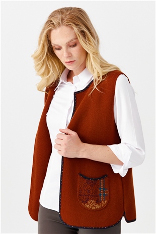 Женский короткий жилет с круглым  вырезом и вышивкой бисером, коричневый