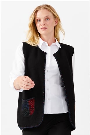 Женский короткий жилет с круглым  вырезом и вышивкой бисером, черный