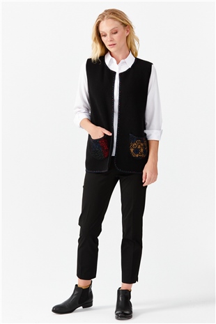 Женский короткий жилет с круглым  вырезом и вышивкой бисером, черный