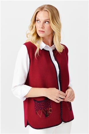 Женский короткий жилет с круглым  вырезом и вышивкой бисером, вишневый 