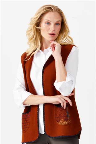 Женский короткий жилет с круглым  вырезом и вышивкой бисером, коричневый