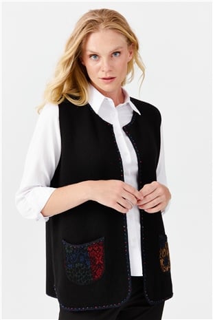 Женский короткий жилет с круглым  вырезом и вышивкой бисером, черный
