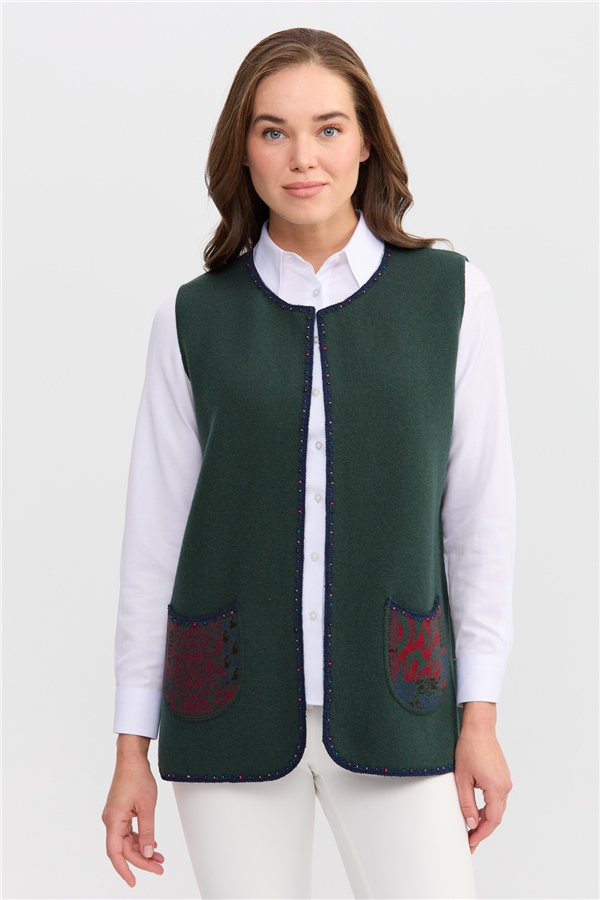 Женский короткий жилет с круглым  вырезом и вышивкой бисером Зеленый