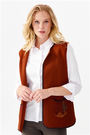 Женский короткий жилет с круглым  вырезом и вышивкой бисером, коричневый