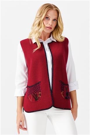 Женский короткий жилет с круглым  вырезом и вышивкой бисером, вишневый 