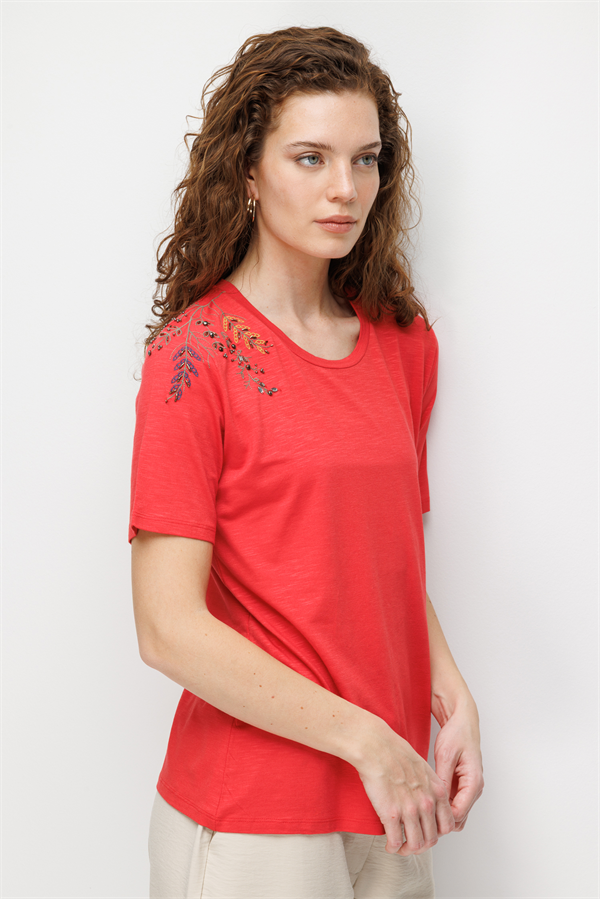 Kadın Sıfır Yaka Tek Omuzu Nakışlı Penye T-shirt Mercan