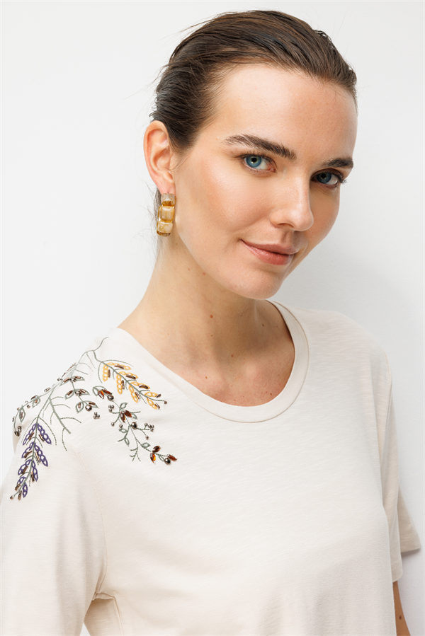 Kadın Sıfır Yaka Tek Omuzu Nakışlı Penye T-shirt Bej