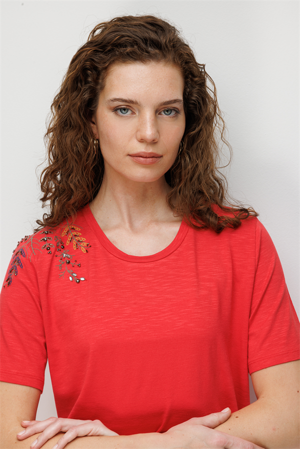 Kadın Sıfır Yaka Tek Omuzu Nakışlı Penye T-shirt Mercan