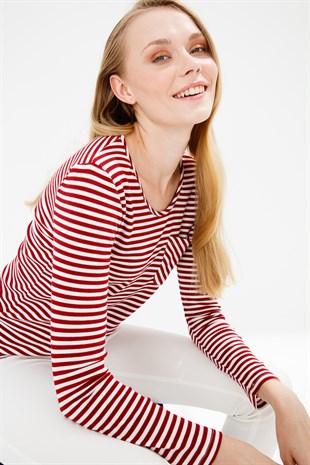 Женский лонгслив в полоску с круглым вырезом и длинным рукавом красного цвета