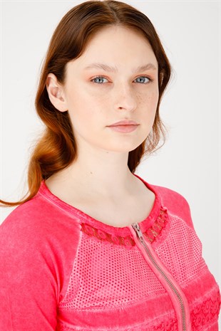 Женская блузка цвета фуксии