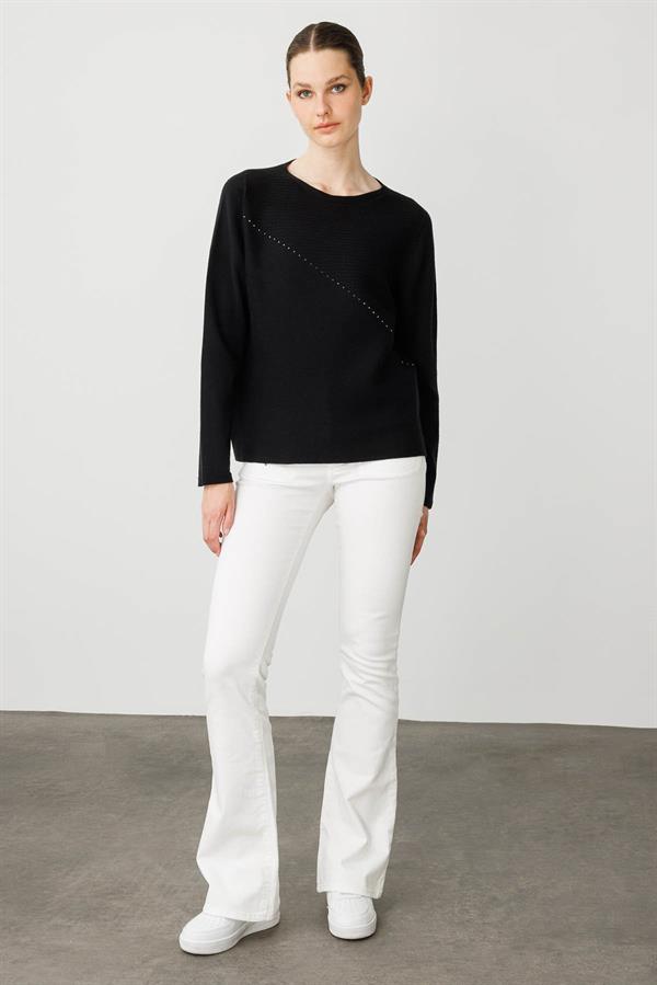 Kadın Sıfır Yaka Verev Taşlı Kazak Siyah