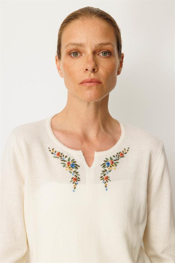 Kadın Sıfır Yaka Yaka Kenarı İşlemeli Yün Bluz Kemik