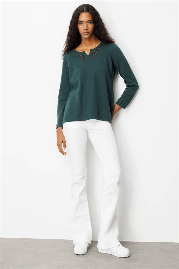 Kadın Sıfır Yaka Yaka Kenarı İşlemeli Yün Bluz Yeşil