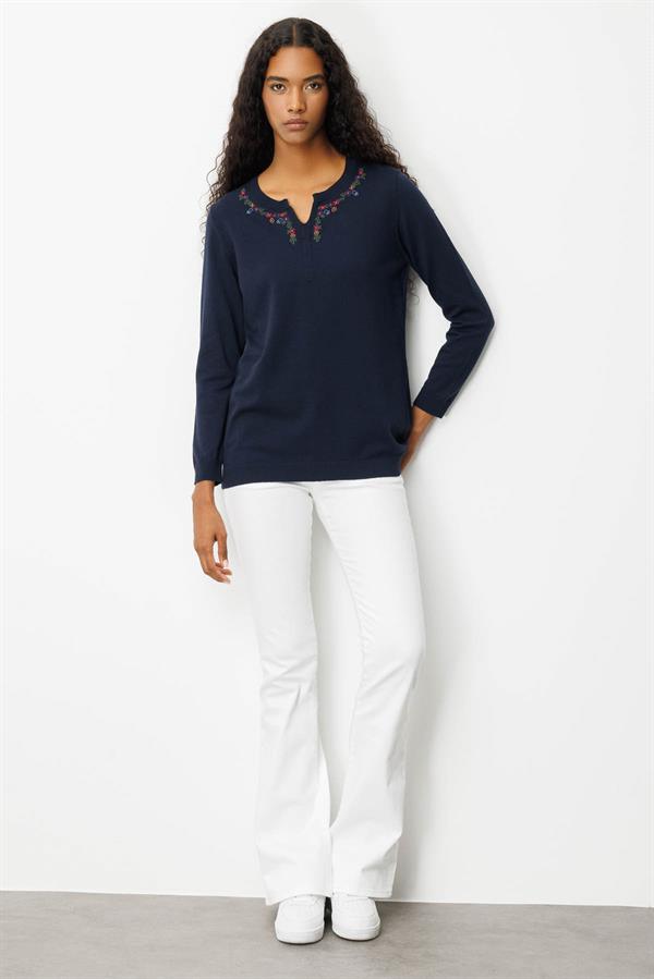 Kadın Sıfır Yaka Yakası Çiçek Nakış İşlemeli Bluz K.Lacivert