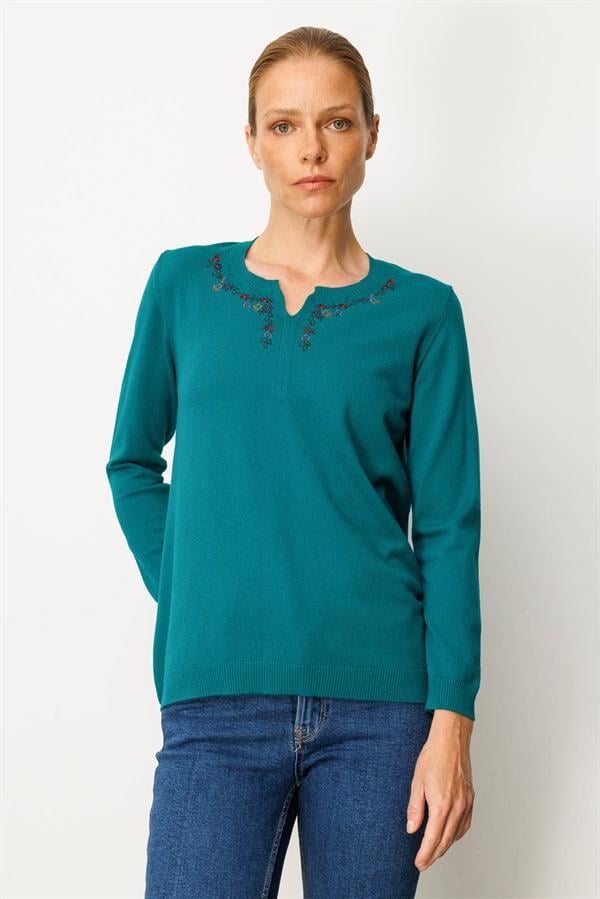 Kadın Sıfır Yaka Yakası Çiçek Nakış İşlemeli Bluz A.Ö.Başı