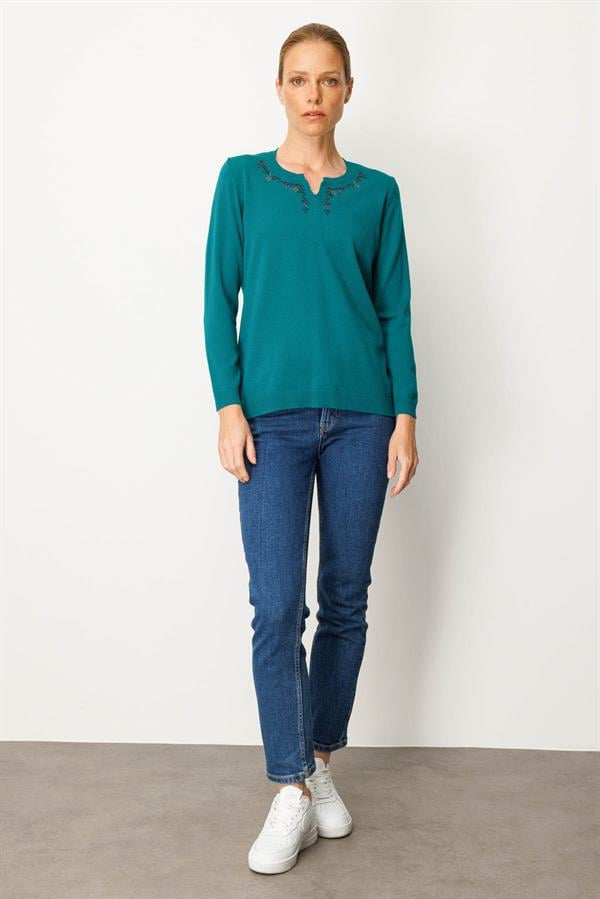 Kadın Sıfır Yaka Yakası Çiçek Nakış İşlemeli Bluz A.Ö.Başı