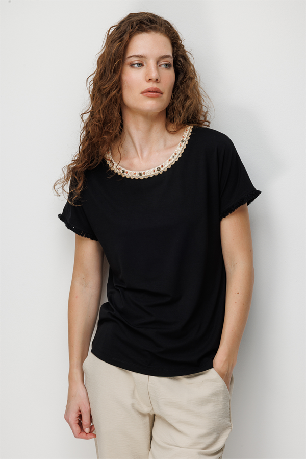 Kadın Sıfır Yaka Yakası Hasır Aksesuarlı Penye T-shirt Siyah