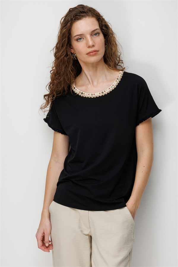 Kadın Sıfır Yaka Yakası Hasır Aksesuarlı Penye T-shirt Siyah
