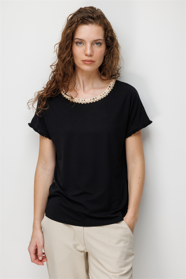 Kadın Sıfır Yaka Yakası Hasır Aksesuarlı Penye T-shirt Siyah