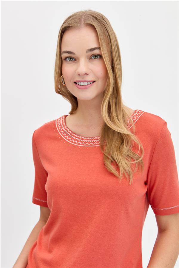 Женская хлопковая футболка с круглым вырезом и вышивкой