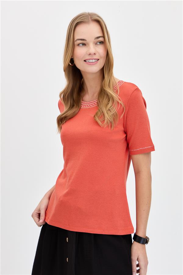 Женская хлопковая футболка с круглым вырезом и вышивкой